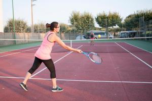 Tennis and/or squash facilities at Camping Riembau or nearby