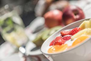 un piatto di frutta con fragole su un tavolo di Alphotel Stocker Alpine Wellnesshotel a Campo Tures
