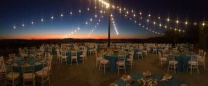 un grupo de mesas y sillas en una fiesta por la noche en Cortijo Balzain, en La Zubia 37 fotos más