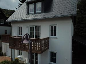 Balkonas arba terasa apgyvendinimo įstaigoje Haus am Berg - großes Haus mit Sauna für bis zu 10 Personen unweit vom Skihang