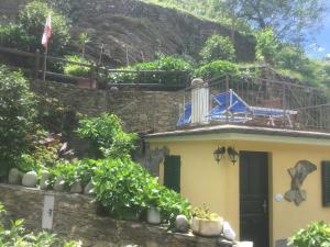 une maison avec un banc en haut dans l'établissement Camere Giuliano basso, à Vernazza