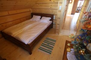 
Łóżko lub łóżka w pokoju w obiekcie Apartamenty Osowa nad jeziorem Okmin
