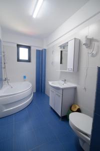 Et badeværelse på Apartamente Mamaia Nord D5