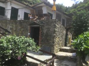 una casa con una escalera que conduce a la puerta principal en Camere Giuliano basso en Vernazza