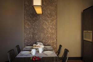 una mesa de comedor con sillas y un plato de comida en Aqua Apartments, en Venecia