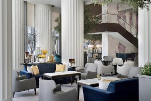 Uma área de estar em Address Downtown