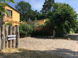 a sign on a fence next to a house at Casa del Mar Koserow - 42m bis zum Strand in Ostseebad Koserow