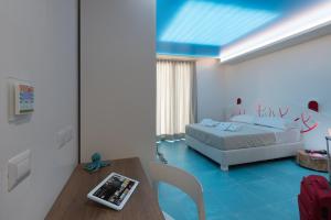 sypialnia z łóżkiem i stołem w pokoju w obiekcie Isule Rooms & Breakfast w mieście San Vito lo Capo