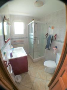 トレブールダンにあるChez JoMiのバスルーム(シャワー、トイレ、シンク付)