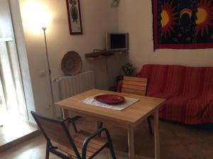 a table with a red plate on it in a room at La Valle Dei Corbezzoli in Sassari