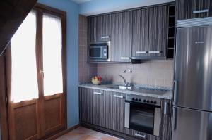 A kitchen or kitchenette at La Borda de Marco