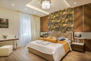 Miraval Luxury Rooms في سبليت: غرفة نوم مع لوحة كبيرة على الحائط