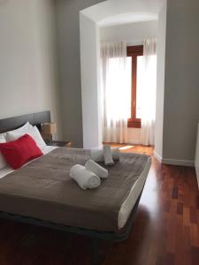 - une chambre avec un grand lit et 2 serviettes dans l'établissement AZ El Balcón de Rey Alfonso II, à Saragosse