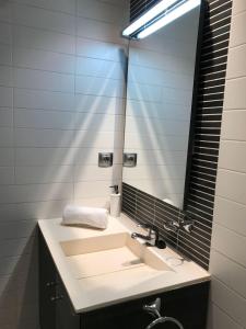 La salle de bains est pourvue d'un lavabo et d'un miroir. dans l'établissement AZ El Balcón de Rey Alfonso II, à Saragosse