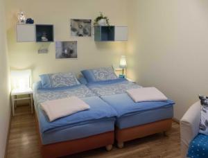 ルターシュタット・ヴィッテンベルクにあるPension im Adventhausのベッドルーム1室(青いシーツが備わるベッド2台付)