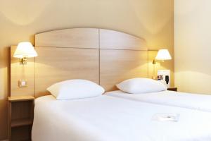 Habitación de hotel con 1 cama con 2 almohadas en Campanile Hotel & Restaurant Brussels Vilvoorde, en Vilvoorde