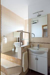łazienka z umywalką i toaletą w obiekcie Apartments Peričić w Podstranie