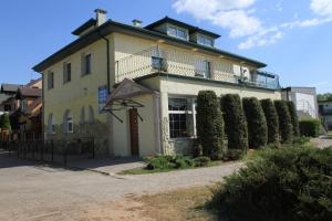 a building with a balcony on top of it at Apartamenty Vesuvio in Dźwirzyno