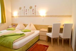 Ein Bett oder Betten in einem Zimmer der Unterkunft Hotel Zlami-Holzer