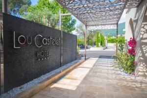 un edificio con un cartel que lee el hotel La Castoria en Hotel Lou Castelet, en Carros