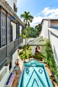 - une vue aérienne sur un bâtiment avec une piscine dans l'établissement Kholle House, à Zanzibar City