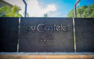 ein Schild für ein Lou caset Hotel in der Unterkunft Hotel Lou Castelet in Carros