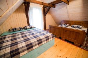 um quarto com 2 camas num sótão em Sunny House with Sauna em Bistrica ob Sotli