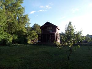 ベロクリハにあるGuest House Kovchegの畑中の小さな建物