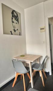 リブルヌにあるAgreable appartement proche Gareのテーブルと椅子2脚