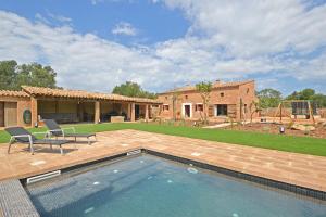 einen Hinterhof mit einem Pool und einem Haus in der Unterkunft Villa Can Cortana in Inca