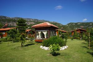 a gazebo in the middle of a yard at Rüya Villen Park in Cıralı