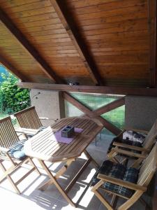 una mesa y sillas en un patio con techo en apartman-bartko, en Banská Štiavnica