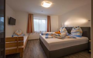 Schlafzimmer mit einem Bett und einem Fenster in der Unterkunft Ferienwohnung Lederer in Söll