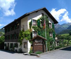 a building with ivy on the side of it at B&B Rosaly in Chateau-d'Oex