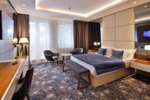 ein Hotelzimmer mit einem Bett und einem Schreibtisch in der Unterkunft Sky Hotel in Belgrad