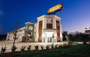 a building with a sign on top of it at Palacio Royale Inn Boutique Katy in Katy