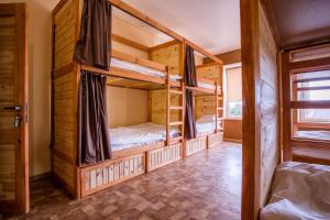 Hostel Tarnopil tesisinde bir ranza yatağı veya ranza yatakları