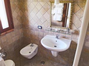 een badkamer met een wastafel en een toilet bij La Civetta in Agropoli