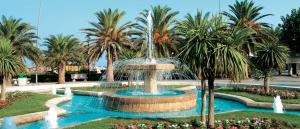 een fontein in een park met palmbomen bij Acquamarina in Alba Adriatica