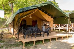 CaylusにあるSafari tent at Camping de la Bonnetteのテント(椅子、テーブル付)