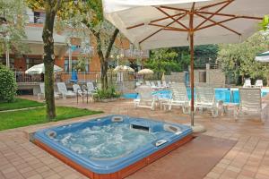 Kolam renang di atau dekat dengan Hotel Alpi
