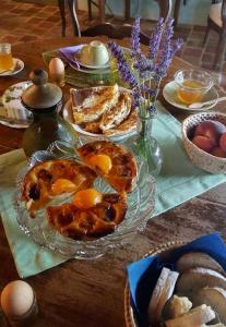 einen Tisch mit Teller mit Lebensmitteln und Eiern darauf in der Unterkunft Clos BB in Saint-Cyr-sur-Mer