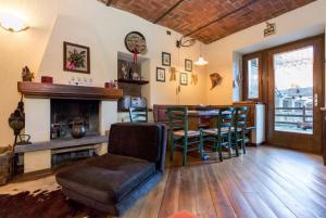 - un salon avec une cheminée, une table et des chaises dans l'établissement Apartment in Pre Saint Didier, à Pré-Saint-Didier