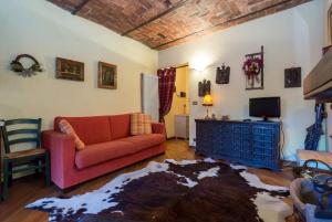 - un salon avec un canapé rouge et une télévision dans l'établissement Apartment in Pre Saint Didier, à Pré-Saint-Didier