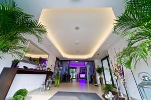 a hallway with palm trees in a building at Wohlfühl-Hotel Neu Heidelberg in Heidelberg