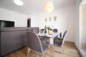 jadalnia z kanapą, stołem i krzesłami w obiekcie Del Parque Flats - Zamarrilla w Maladze