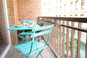 niebieski stół i krzesło na balkonie w obiekcie Del Parque Flats - Zamarrilla w Maladze
