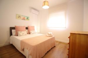 - une chambre avec un lit et une fenêtre dans l'établissement Del Parque Flats - Zamarrilla, à Malaga