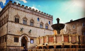 een gebouw met een fontein ervoor bij B&b Arco Etrusco in Perugia