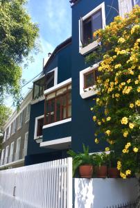 un edificio azul con flores delante en Belma Boutique Bed and Breakfast, en Lima